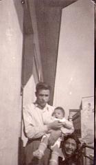 mon papa qui tient mon frère marcel dans ses bras et à coté mon oncle didier serra au 1 rue déligny à st antoine  oran